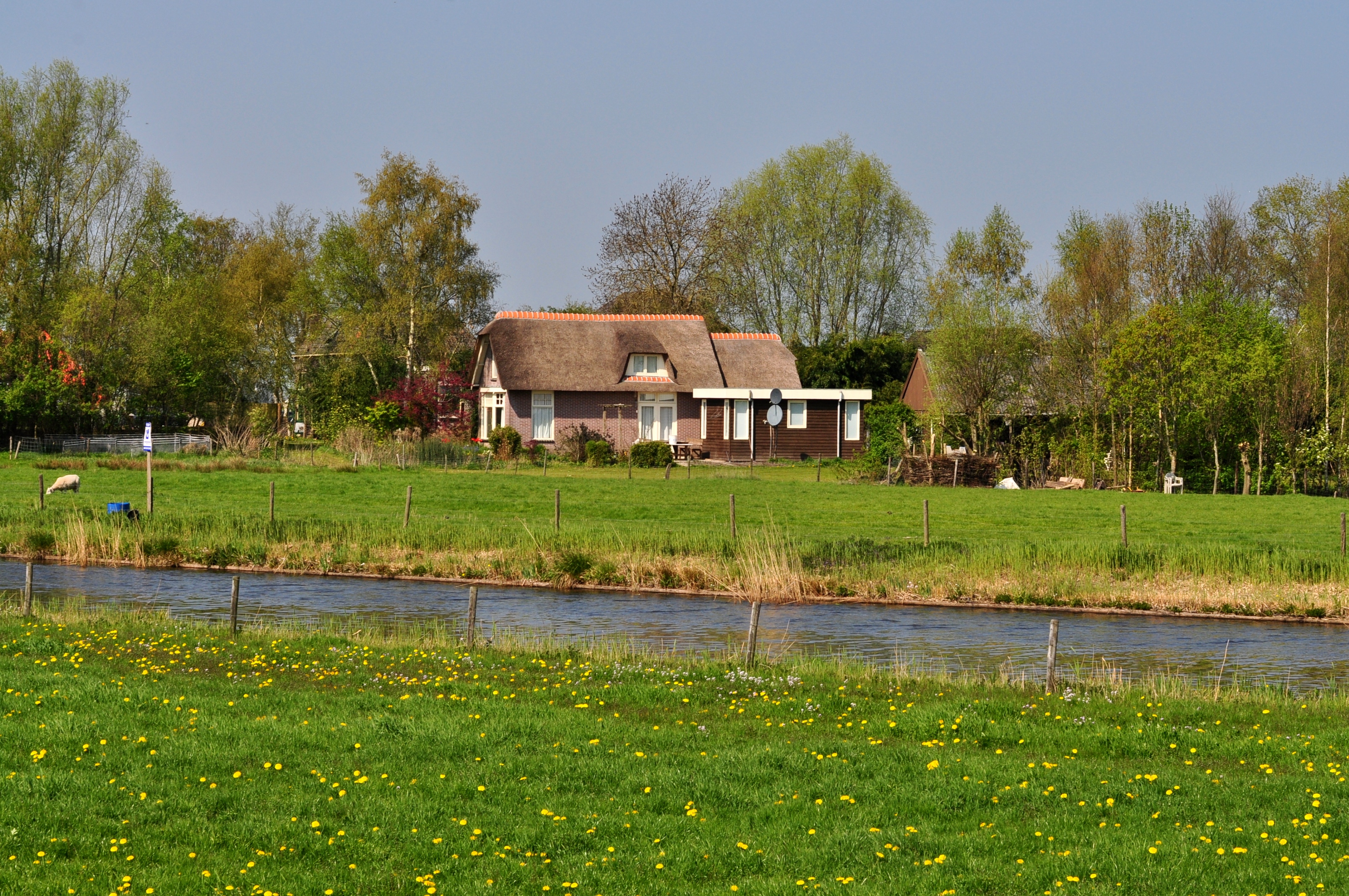 boerderijtje met grote schuur en weiland aan riviertje te koop